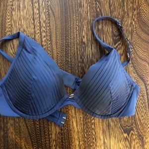 Seamless stripe plunge bra